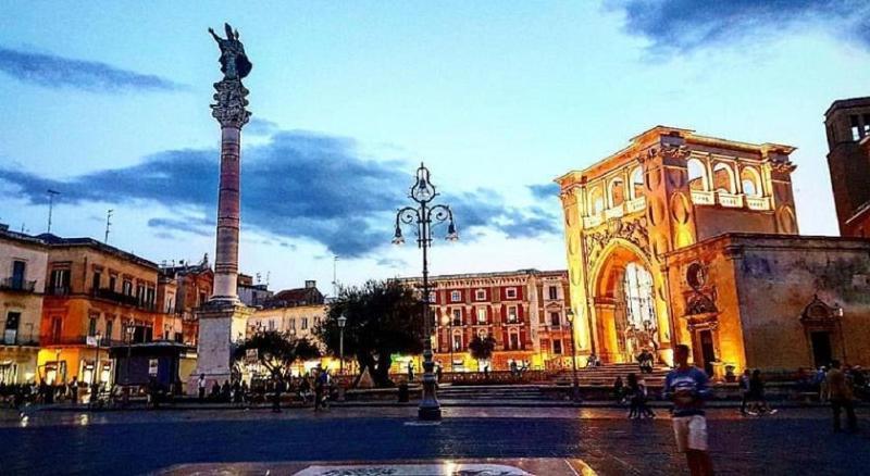 "Il Vecchio Salone" Appartamento In Pieno Centro Con Garage Privato Lecce Luaran gambar