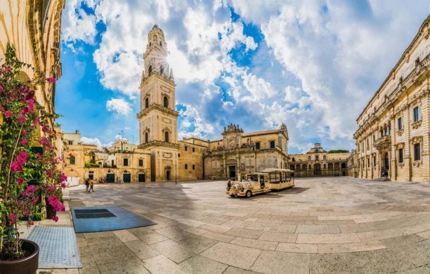 "Il Vecchio Salone" Appartamento In Pieno Centro Con Garage Privato Lecce Luaran gambar