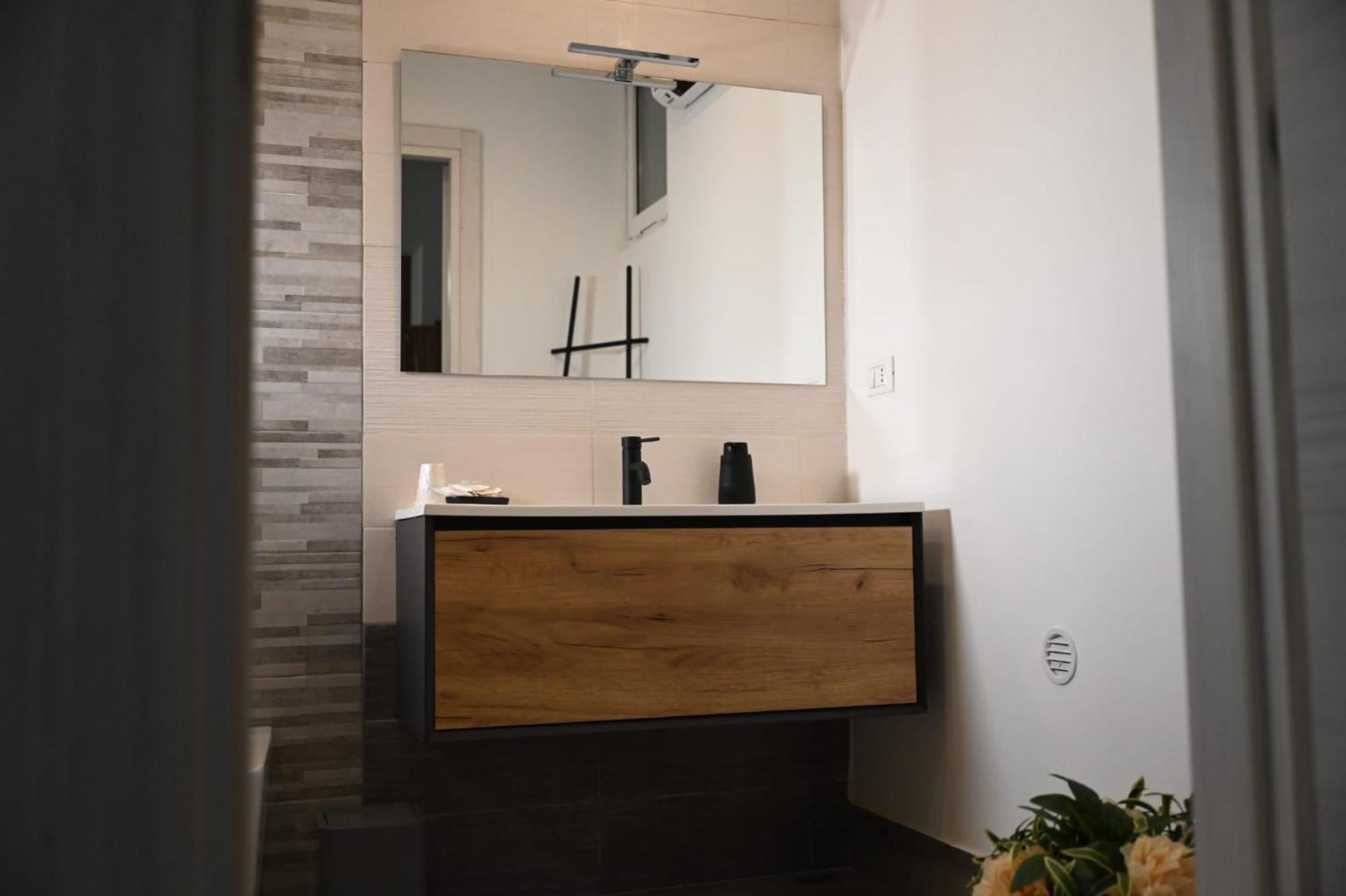 "Il Vecchio Salone" Appartamento In Pieno Centro Con Garage Privato Lecce Luaran gambar