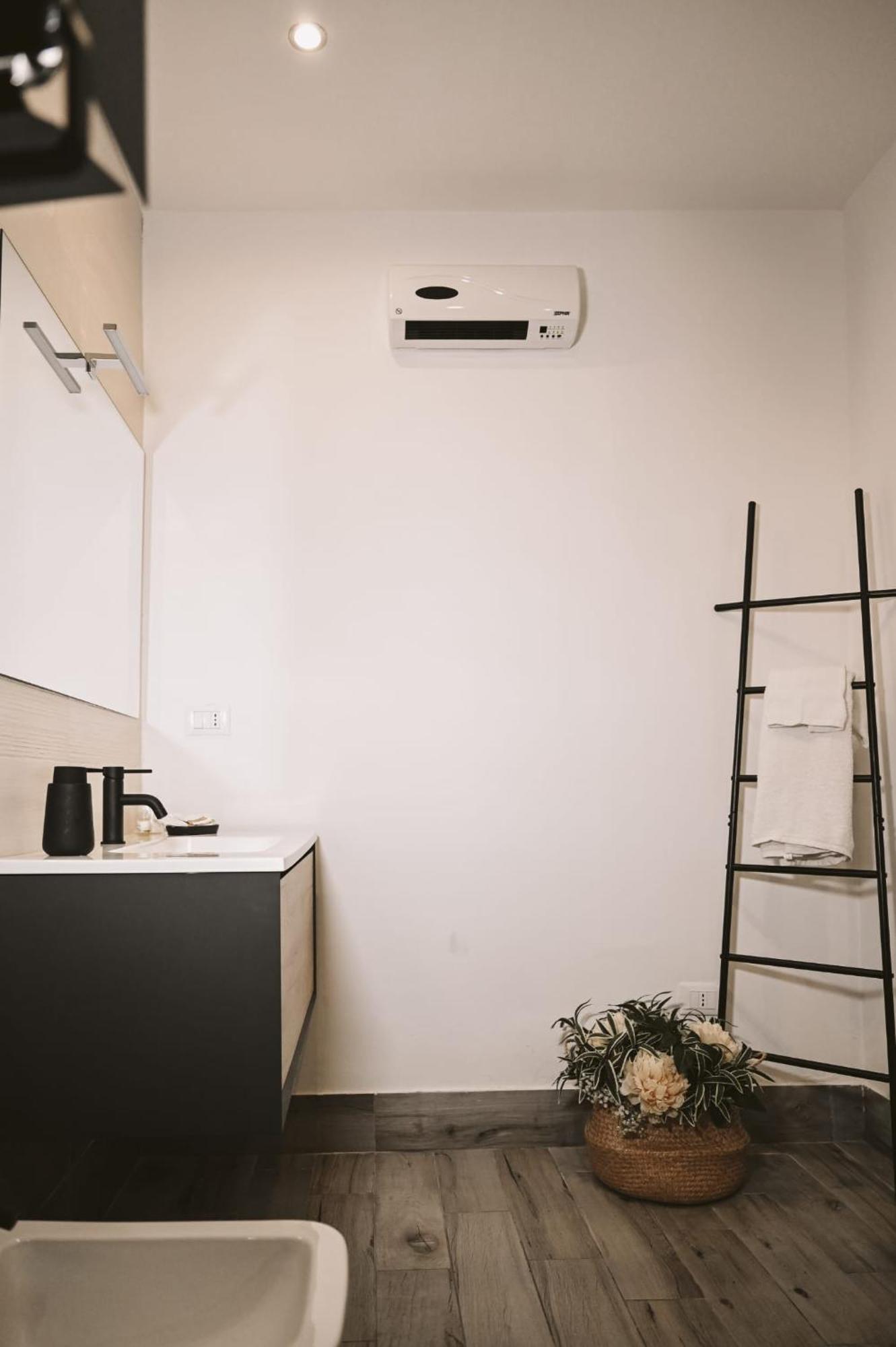 "Il Vecchio Salone" Appartamento In Pieno Centro Con Garage Privato Lecce Luaran gambar