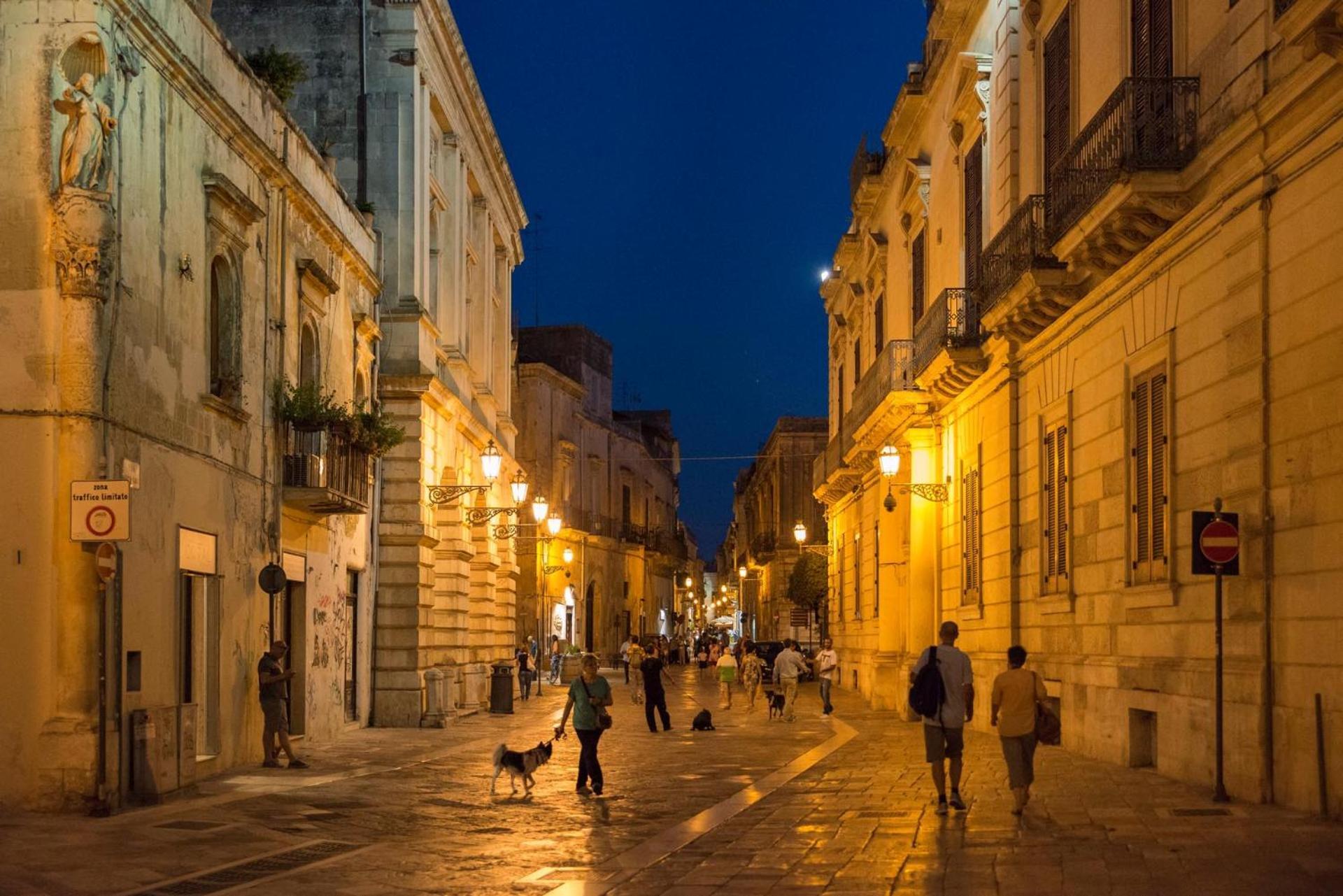 "Il Vecchio Salone" Appartamento In Pieno Centro Con Garage Privato Lecce Luaran gambar